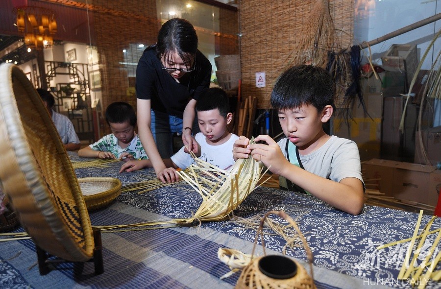 小学生进非遗馆,体验中国传统文化