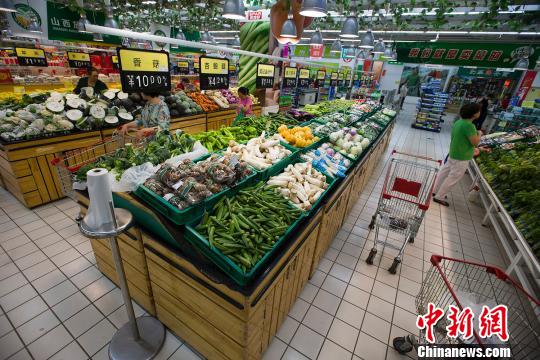 山西太原，民众正在超市选购蔬菜。 张云 摄