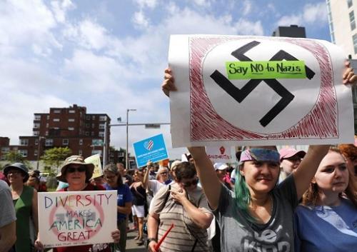 约4万名示威者走上波士顿街头，举起标语，高声对种族主义者说“不”。