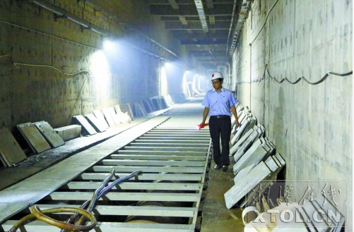 工作人员检查污水处理厂地下建设情况。