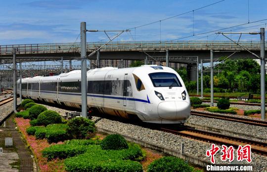 一列CRH3A型动车组驶进成都东站。　吴正琪　摄