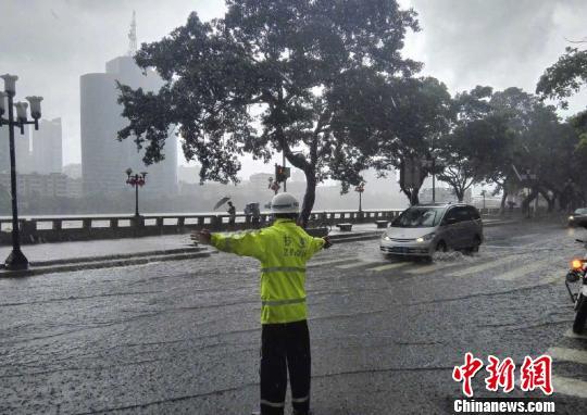 在沿江中路，珠江水倒灌进入马路造成“水浸街”。 广州交警 摄