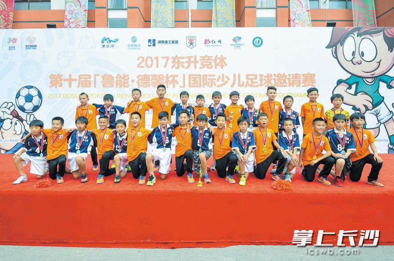 ←今年4月底5月初，鹿儿岛市少年足球队参加在长沙举办的第十届“德馨杯”国际少儿足球邀请赛。图片均由市外侨办提供。