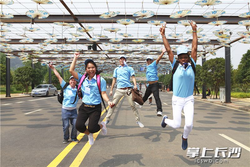 多国青年相聚在梅溪湖祈福大道。