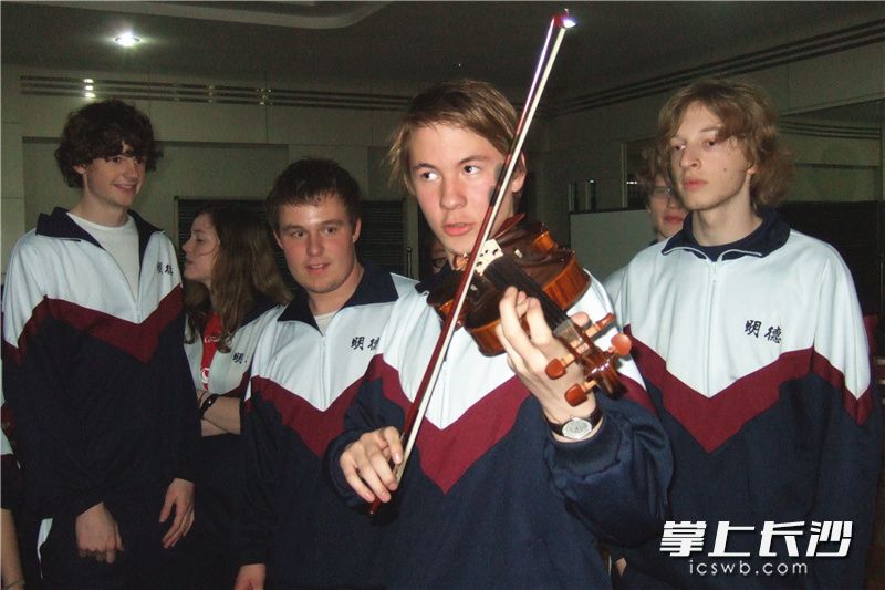 2010年美国圣保罗市综合学校师生访问明德中学。