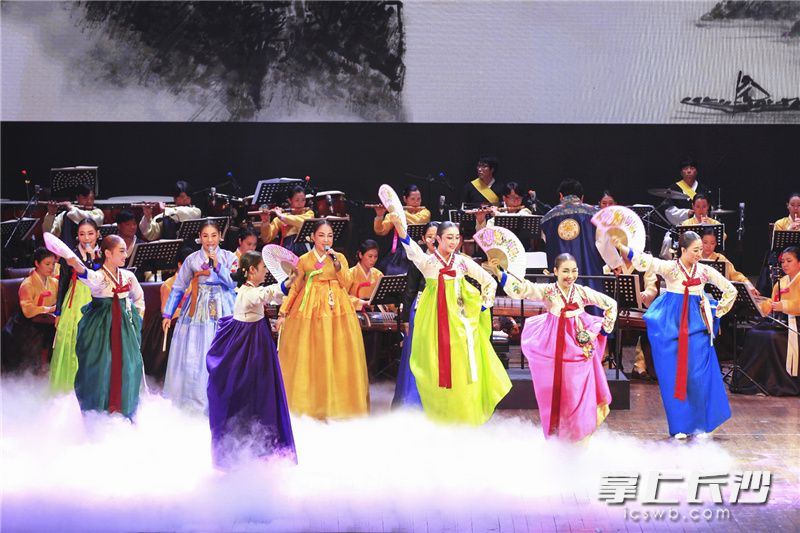 2015年11月，韩国传统舞蹈表演在长沙精彩上演。彭东刚 摄