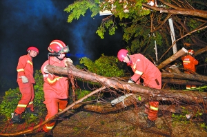 左：广州消防官兵连夜增援珠海开展抢险救灾。