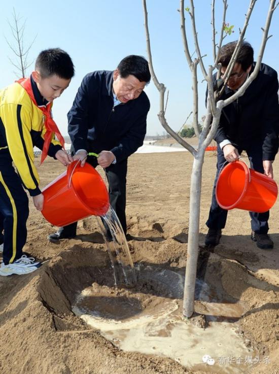 2014年4月4日，习近平在北京团城湖植树。新华社记者 李涛摄