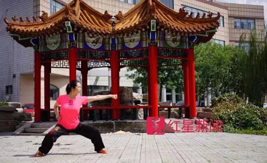 霍静虹打“迷踪拳”。 本文图片均来自红星新闻