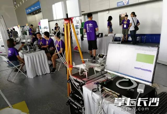 国防科大研发的防无人机“黑飞”系统在第十二届中国研究生电子设计竞赛全国总决赛现场。长沙晚报通讯员 程江华 郑涵之 摄