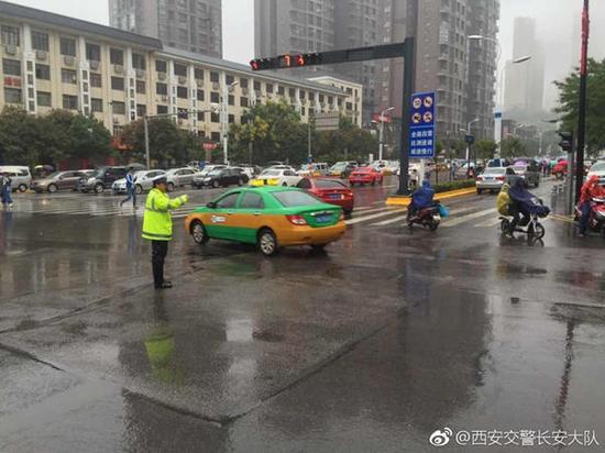 8月29日，西安出现降雨，交警指挥交通。（来源：@西安交警长安大队）