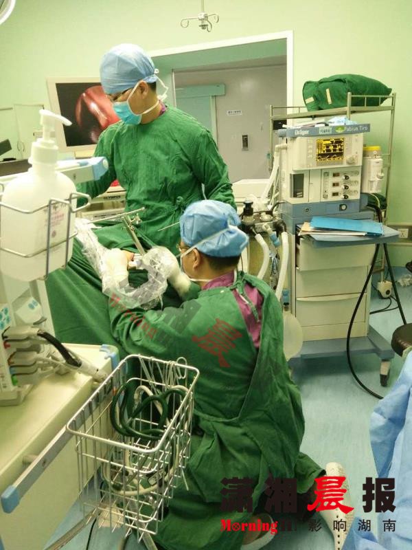 最美姿势!长沙一医生跪地为患者做手术 - 焦点