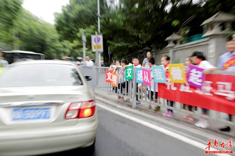 长沙市开福交警举行礼让斑马线活动