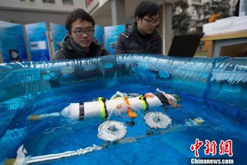  资料图：东南大学大学生展示他们设计制作的“水下机器人”。泱波 摄