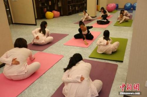  资料图：福州一家月子中心定期请来瑜伽教练，为妈妈们进行产后身材的恢复。吕明 摄