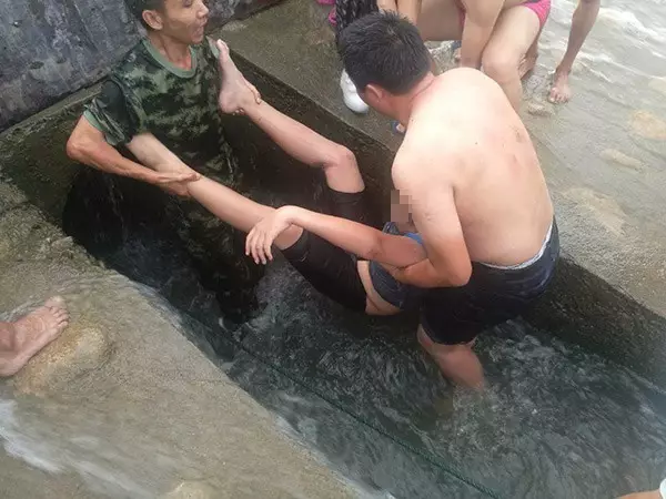 少年游泳遇泄洪被吸入涵洞 被困水下50分钟后获救