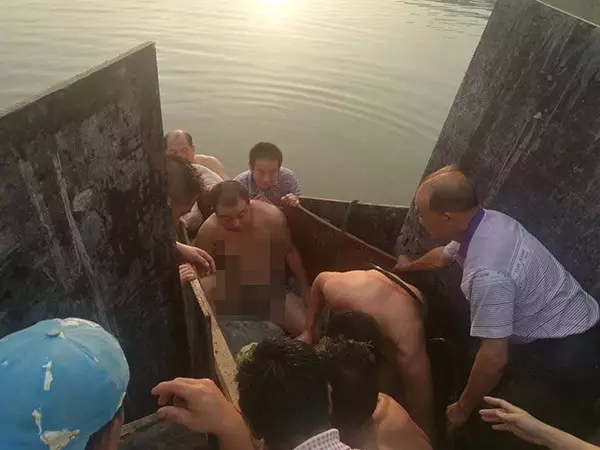 少年游泳遇泄洪被吸入涵洞 被困水下50分钟后获救