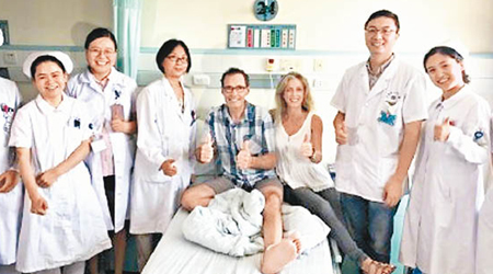 资料图片：蔡斯夫妇与医护人员合影。（香港《东方日报》网站）