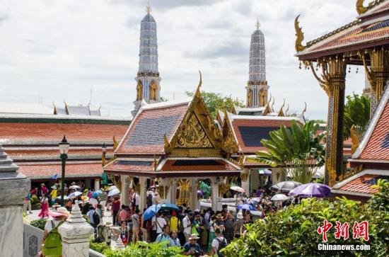 资料图：游客在泰国大王宫游览。 翟李强 摄
