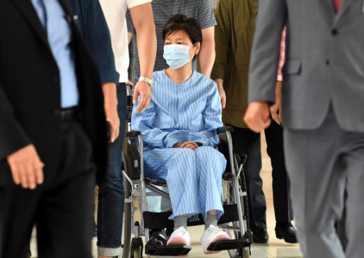 8月30日，朴槿惠乘坐轮椅出院