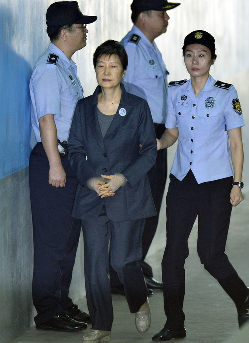  8月31日，朴槿惠出院第二天继续受审