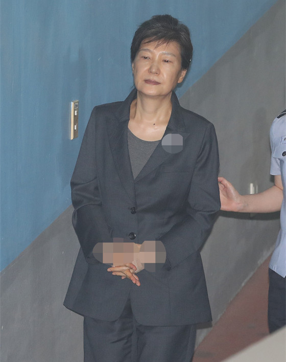8日上午，朴槿惠出庭受审脚步沉重，脸色绝望