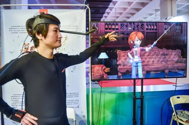 一家企业正在展示动作和表情捕捉技术,演员动作和表情可以实时同步到
