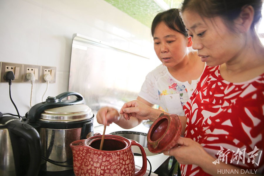 衡阳两个好媳妇 照顾瘫痪公公13年