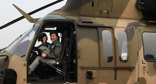 朴槿惠试乘韩国Surion直升机