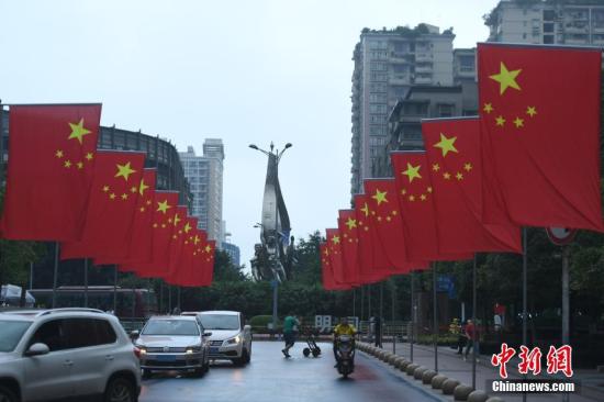 9月19日，重庆沙坪坝区三峡广场挂起五星红旗，喜迎国庆来临，整个步行街洋溢着浓浓的节日气息。 陈超 摄