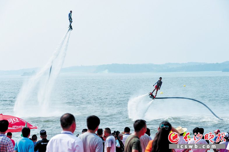 昨日，中国FHM（洋沙湖）国际摩托艇邀请赛在湘阴洋沙湖开幕，选手们在水上上演速度与激情。长沙晚报记者 邹麟 摄