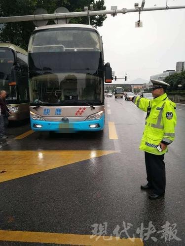  △图为司机违停在车内洗头被交警现场查处。