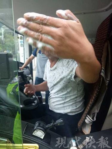 △图为司机违停在车内洗头被交警现场查处。