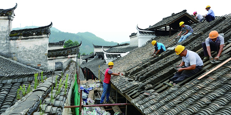 洪江市黔城古建筑群施工人员在修缮屋顶