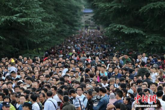 10月3日，大批游客涌进南京中山陵参观。 中新社记者 泱波 摄