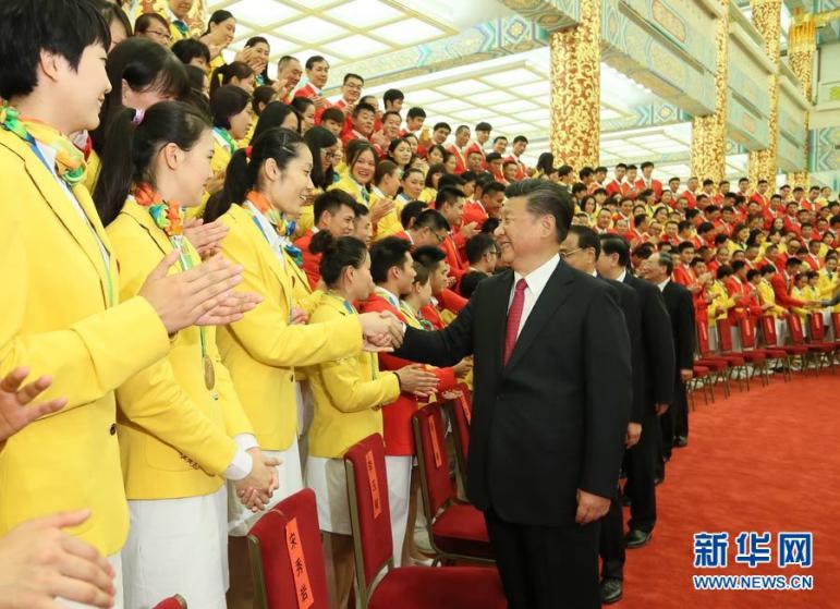 2016年8月25日,党和国家领导人习近平、李克强、张德江、俞正声、刘云山、王岐山、张高丽等在北京人民大会堂会见第31届奥林匹克运动会中国体育代表团全体成员。(图片来源:新华社)