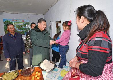 2017年1月24日,习近平来到河北省张家口市,看望慰问基层干部群众,考察脱贫攻坚工作。这是习近平在张北县小二台镇德胜村村民徐学海家中看望。(图片来源:新华社)