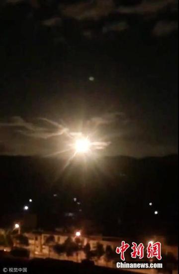 资料图：10月4日晚，一团持续不到5秒后迅速消失的神秘火光照亮了大理夜空， 这一幕被当地正试图赏月的网友拍了下来。
