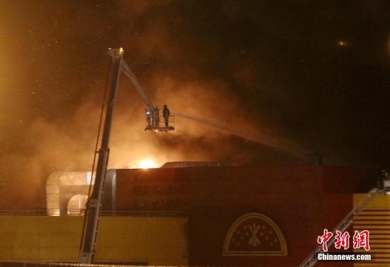 当地时间10月8日，消防员正在灭火。当天莫斯科一家名为“辛迪加(SINDIKA)”的大型商场发生火灾。俄紧急情况部发布消息称，目前商场过火面积已达到了5.5万平方米，3000余人被疏散。 <a target='_blank' href='http://www.chinanews.com/'><p align=
