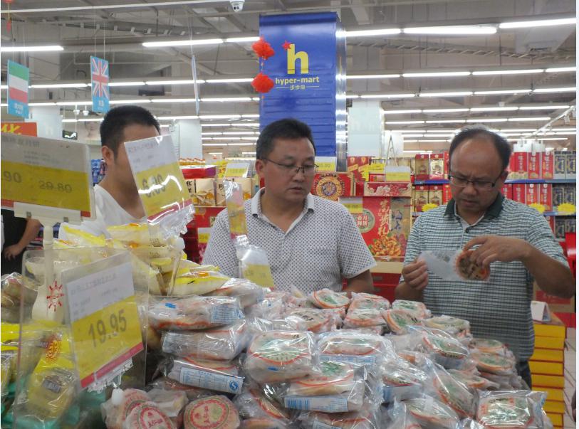 茶陵县食品药品工商质量监督管理局局长谭湘林督查国庆中秋安全大检查