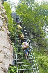9月22日，沼觉县支尔莫乡阿土列尔村勒尔组，当地村民组成的“背夫队”爬钢梯运物资。