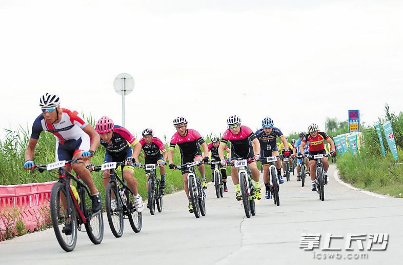 在中国山地户外健身休闲大会上，驴友骑行君山岛。