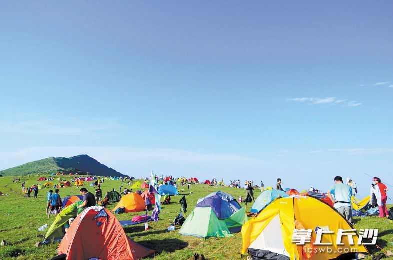 在今年的中国山地户外健身休闲大会一站活动中，驴友们忙着支帐篷。均为资料图片