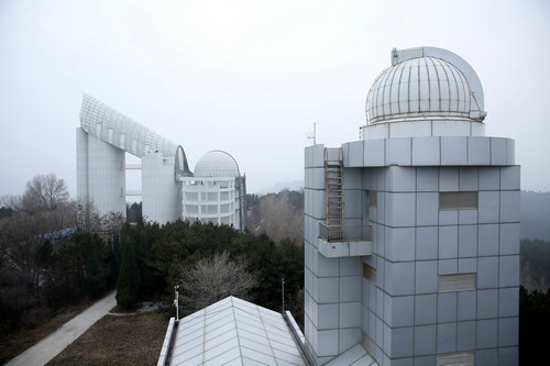 资料图片：兴隆观测基地的LAMOST望远镜（图左，又称郭守敬望远镜）。新华社记者 金立旺 摄