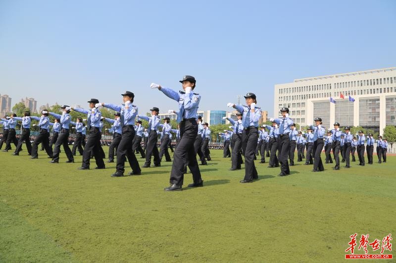 湖南警察学院举行警营开放日活动千人观看军训汇演