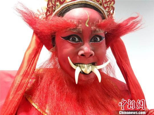 80后"耍牙"传人:口含十颗獠牙传承绝技
