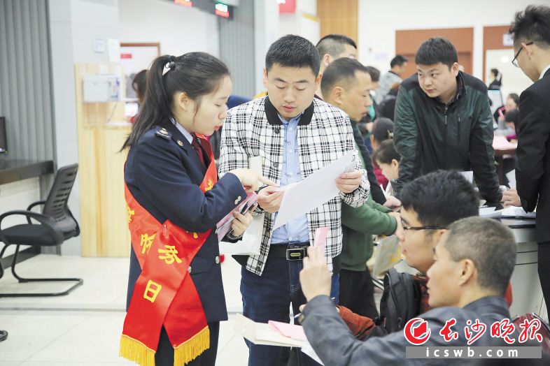 长沙县地税局开展“纳税服务日”活动，深化便民办税。