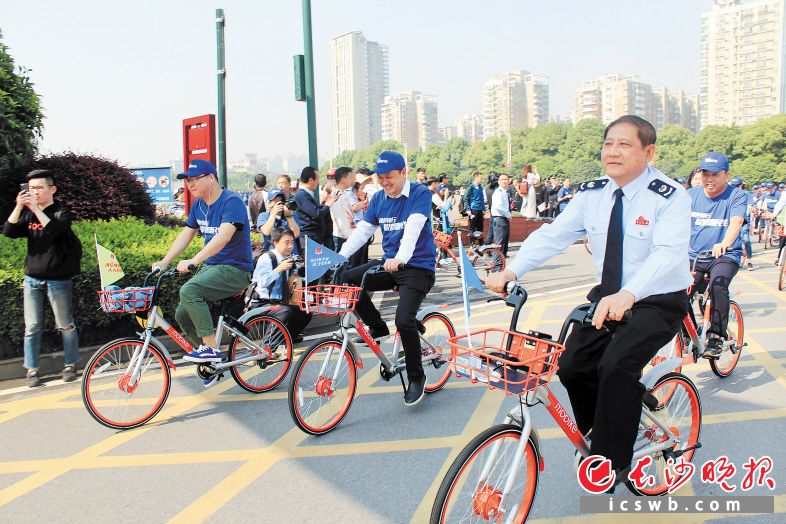 长沙县地税局开展“绿色骑行 税费惠民生”税法宣传活动。均为方艺惟 摄