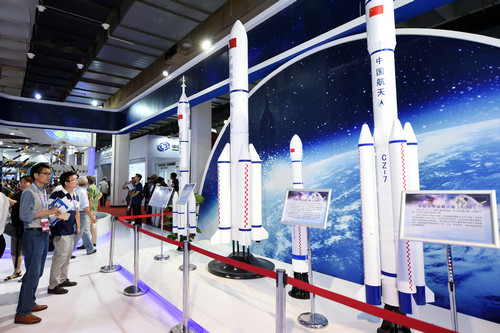 资料图片：6月9日，参观者在参观展出的长征系列运载火箭模型。新华社记者 鞠焕宗 摄