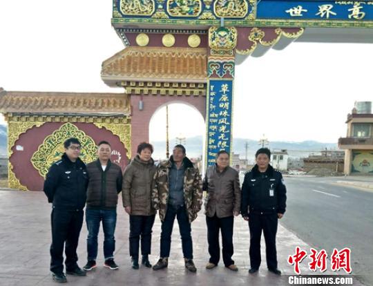 四川藏区民警助“失踪”17年的老人回家